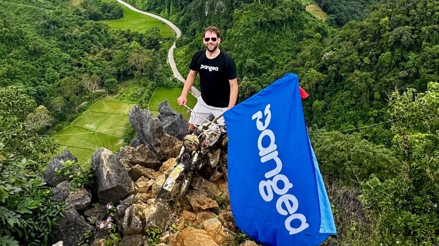 Denis David Gray, War Correspondent Joins ETF - TRAVELINDEX